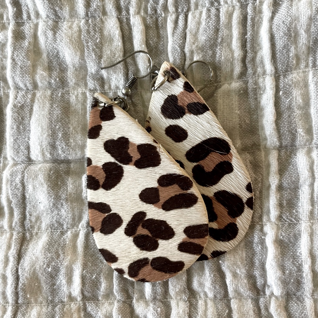 Cheetah Print Leather Earrings 8$